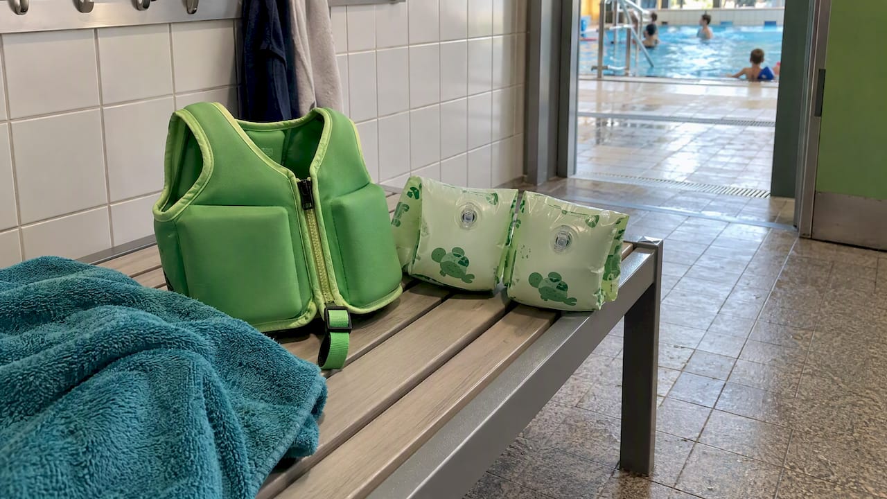 Kinder-Schwimmweste und Schwimmflügel im Schwimmbad