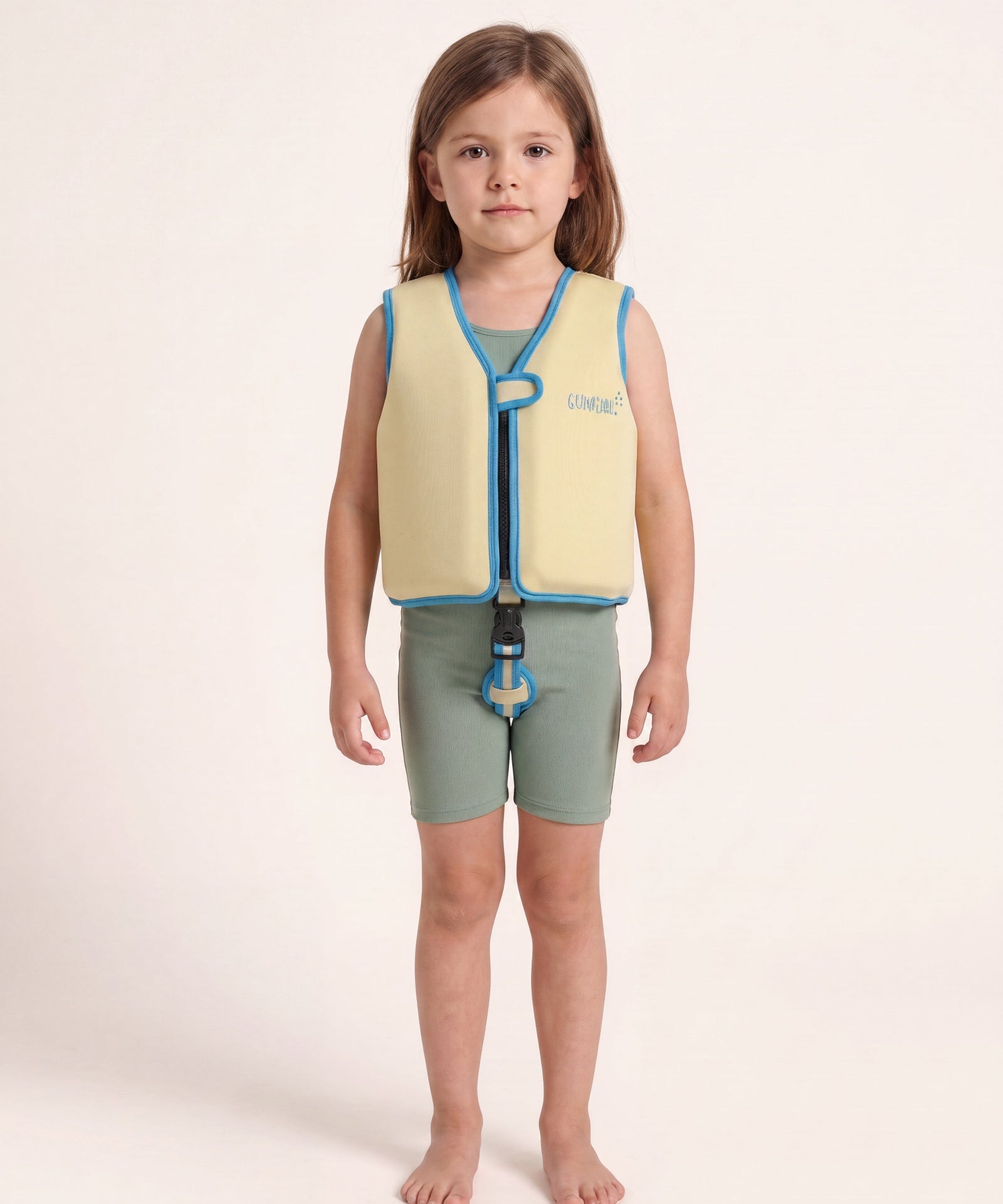 Mädchen trägt gelbe Grünflügel Kinder Schwimmweste aus Eco-Neopren