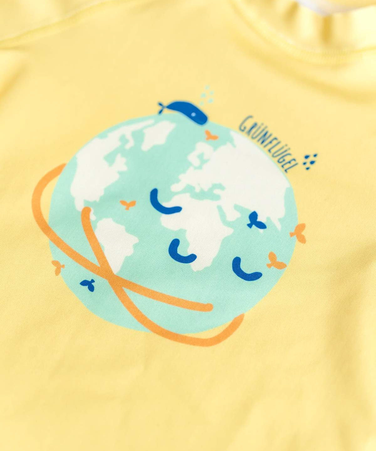 Gelbes Grünflügel UV-Shirt für Kinder – Detailansicht mit Weltkugel-Print